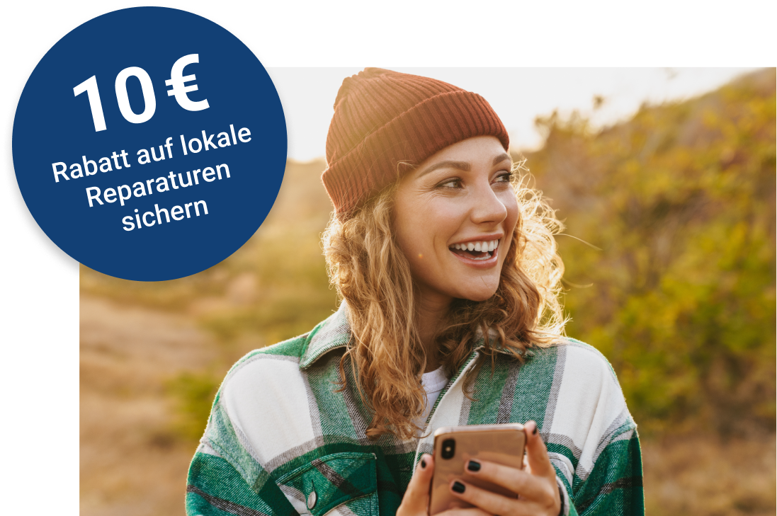 Herbstlich angezogene Frau mit Smartphone in der Hand lächelt. Zusatzinfo: 10 € Rabatt auf eine lokale Reparatur