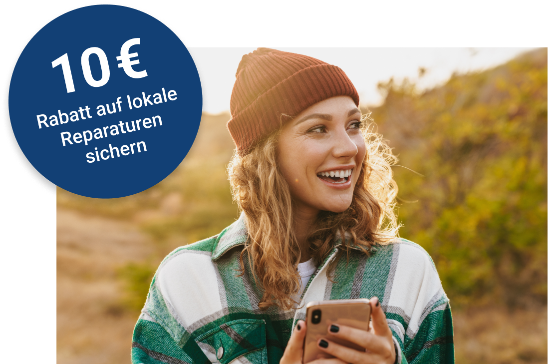 Herbstlich angezogene Frau mit Smartphone in der Hand lächelt. Zusatzinfo: 10 € Rabatt auf eine lokale Reparatur