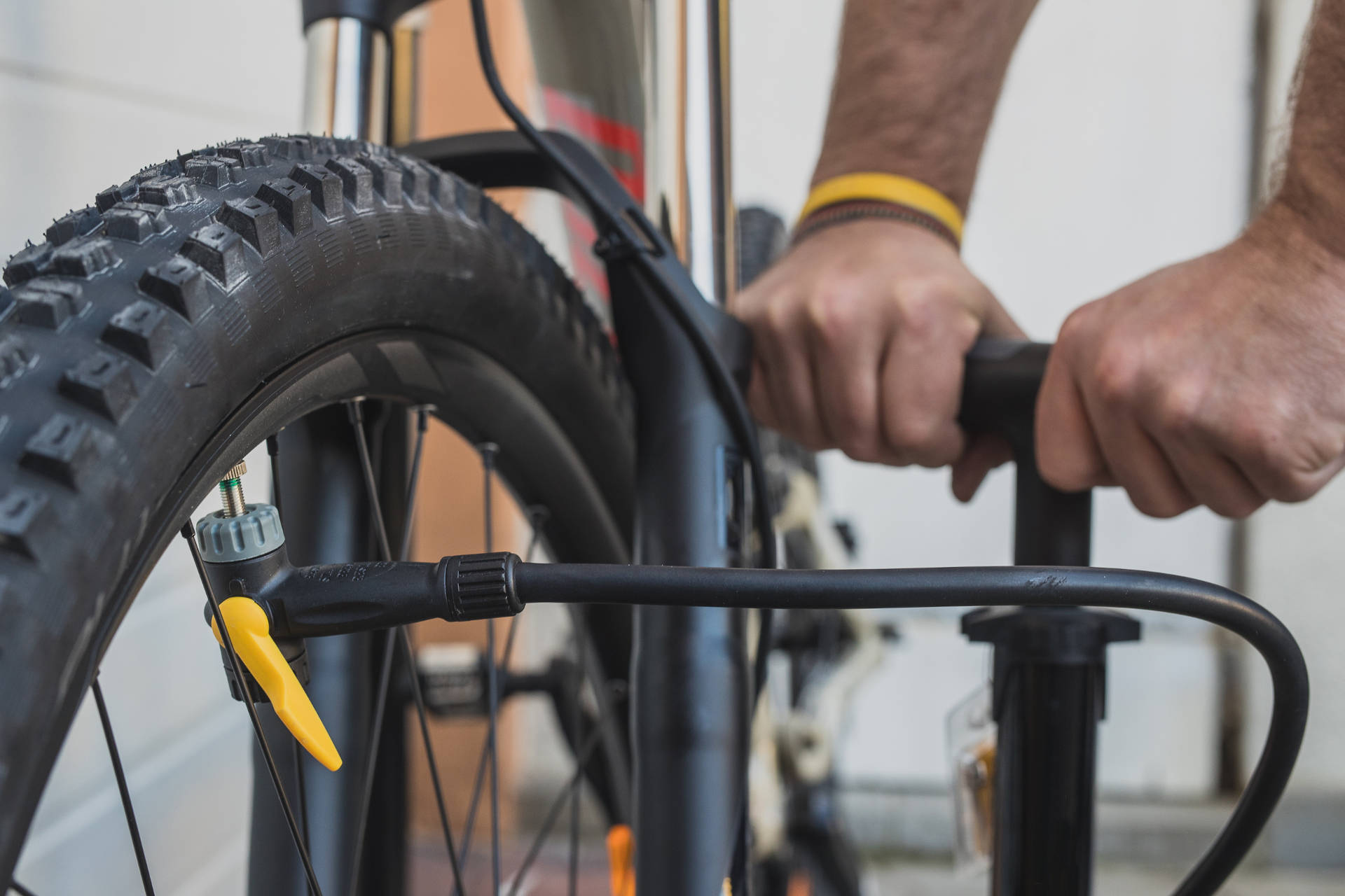 Fahrrad aufpumpen: Was du zu Ventilen, Pumpe und Luftdruck wissen musst 