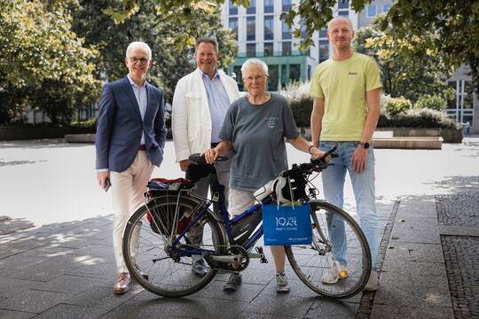 Marta Binder wird von Wertgarantie in Hannover persönlich bergüßt.