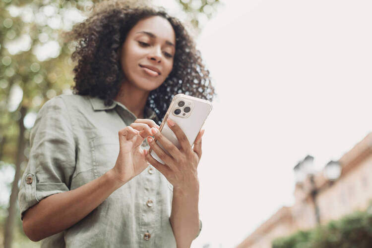 Frau hält Smartphone in der Hand