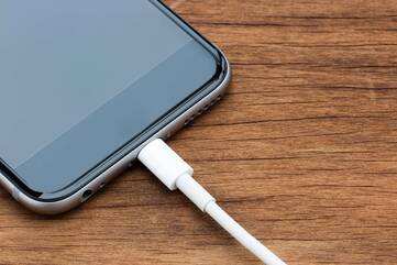 iPhone ist an Kabel angeschlossen