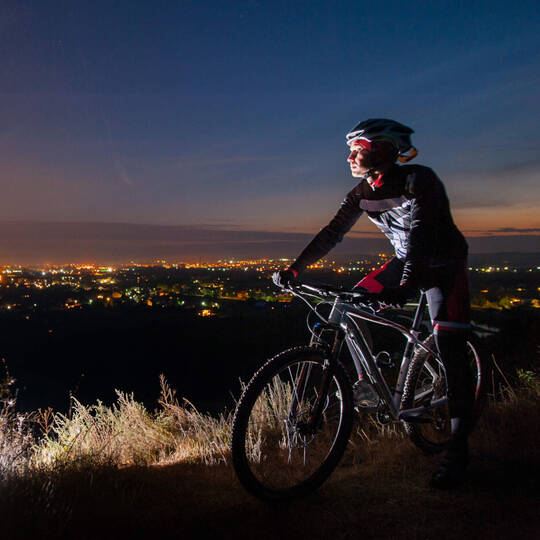 Fahrradlicht: So sieht man Radlerinnen auch im Dunkeln